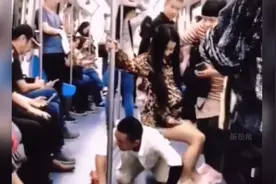 地铁内丈夫当场下跪，双膝着地用肩当椅，只为怀孕的妻子休息片刻视频封面