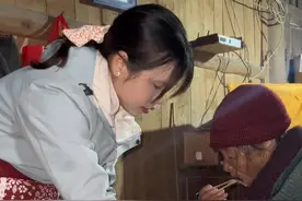 邻居奶奶腿摔伤了，给奶奶送碗热气腾腾的饭菜视频封面