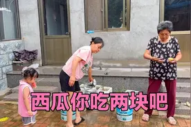 徐霞切好西瓜让婆婆吃几块，海涛却拦着不让吃，拿走可以但不能吃