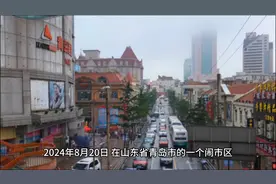 "青岛女子与出租车司机纠纷后脱衣车顶跳舞，警方介入处理"视频封面