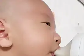 小奶娃卷个小舌头吃奶真香，姐姐突然拔了奶瓶，吃醋了。