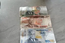 老挝10万老挝币相当于国内40，人均工资20，吃一碗粉3万老挝币