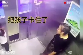 小女孩靠在电梯门旁边，没想到电梯门打开瞬间被卡进去！