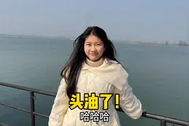 大年初一不能洗头？小艾躲起来给爸妈拍氛围感视频