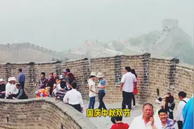 八达岭长城迎客高峰：限流措施应对12万游客。视频封面