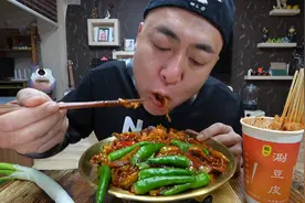 买了十斤牛眼肉，今天做个牛肉酱吃，满满的汤汁，还不错