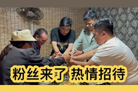 粉丝来了热情招待！红伟给粉丝朋友猜酒宝！没想到直接输的学龙叫