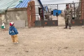 第一次见爷爷奶奶，一岁半萌娃的反应让人吃惊，这就是血缘至亲视频封面