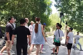 西湖花港观鱼，有一位民国第一美女，每天有无数游客冲她而去