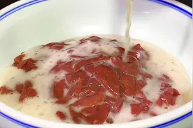 把啤酒倒入猪肝里面，真是太厉害了，酒店大厨的秘方，鲜香滑嫩。