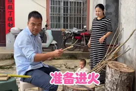 新房准备进火了，阿金对仪式有讲究，事情太多小翠也上场了