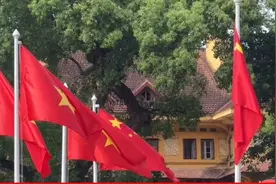 五星红旗飘扬！ 越南欢迎好兄弟到访！越南街头挂满了五星红旗！视频封面