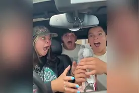 外国网友拆泡泡玛特Labubu隐藏款的开心瞬间，真的太疯狂了