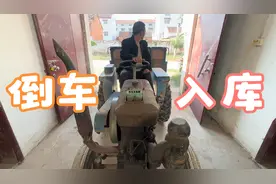 农村四轮拖斗倒车，东哥扶稳方向盘，不停车一把过，大家都还会吧