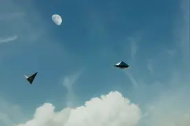 【ufo烧脑系列】两不明飞行物组合成一个整体后，将陨石击碎！视频封面