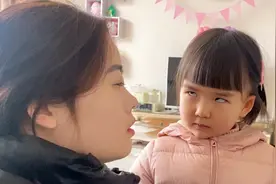 2岁宝宝学睁一只眼闭一只眼，教了几十遍都学不会，把家人乐坏了