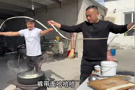 新疆小伙煮一锅风干羊肉，用皮带面做个风干羊肉纳仁吃，太过瘾了