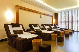 足疗按摩，这届年轻人的乌托邦视频封面