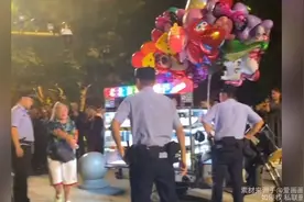 老太太自行戴上红袖箍进行执法，禁止残疾人摆摊。视频封面