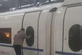 大爷坐高铁中途下来抽烟，门关了车走了，这怎么办啊？视频封面