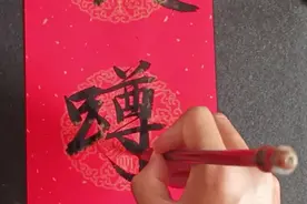 广东火车站女生厕所的标语是这样写的，太有才了，看一次笑一次视频封面