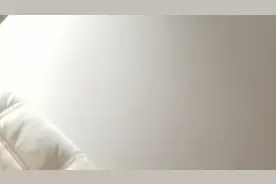 坐在姐姐腿上，让姐姐蹬着，小橙子跟姐姐玩嗨了。#小屁孩的日常