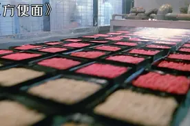 流水线上的方便面莫名变红色，遭到卫生员的突击检查，悬疑片视频封面