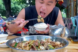 探访玉林网红牛杂大排档，味道果然名不虚传，生意好是有原因的视频封面