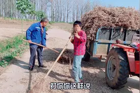 农村憨媳妇上地干活，说啥了，婆婆说她该挨打视频封面