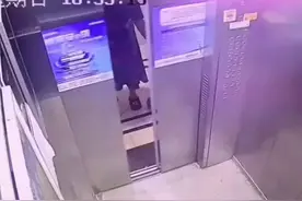 小女孩靠在电梯门旁边，没想到电梯门打开瞬间被卡进去!