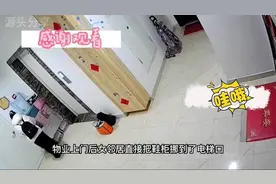 女邻居在别人家门口装鞋柜，遇到暴躁业主，一斧头砸稀巴烂！视频封面