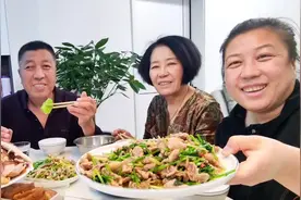 明天启程回大连，妹妹买烧鸡烀猪肚，一家人边吃边聊，期待再团聚视频封面