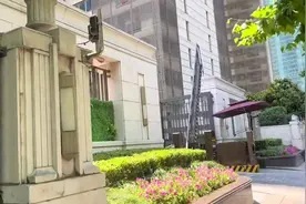 实拍烟台火车站，就在大海边，火车站造型很特别，全国独一无二片