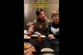 顾客问服务员白茶为什么泡出来是红色，服务员这回答堪称万能！