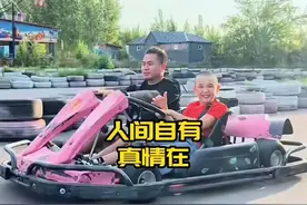 当花臂大哥遇到残疾小弟，他的童年再也不是灰色了！视频封面