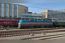 中国铁路K559次列车进西安站换向机车换挂作业后开K558次