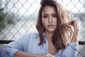 小麦肤色，无可挑剔。一分钟欣赏杰西卡·阿尔芭的盛世美颜。