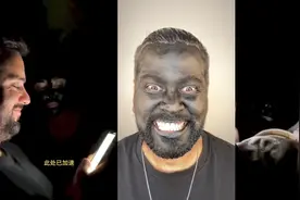 tiktok最新整蛊，把脸涂黑吓正在暗夜中玩手机的家人，高能名场面