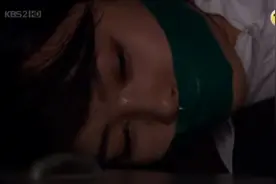 美女被绑架，用绿色胶布封嘴(2)。
