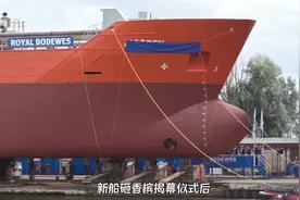 万吨巨轮到底是如何下水的？倾斜入水却不怕船翻-什么原理？