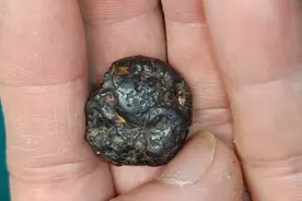 分享一块极品石铁橄榄陨石原石 ，克价超万 ，极具收藏价值!