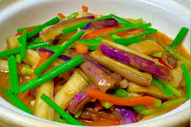 炒茄子时，切记不要焯水和直接下锅炒，学会一招，鲜嫩爽滑又下饭