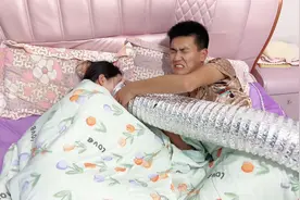 小伙睡觉爱放屁，被媳妇嫌弃不让上床睡觉，被逼无奈自制排气尾管