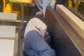 广州，凌晨三点的麦当劳，里面有许多人在睡觉…