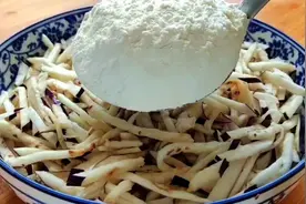 茄子里加一勺面粉搅一搅，出锅就是经典美食，真是高手在民间，香