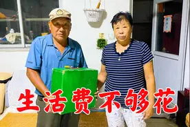 老妈抱怨生活费不够花，要从老爸吃肉上缩减，看老爸如何应对？