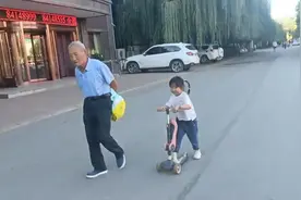 80岁太爷接重孙放学 关系好不好一目了然 孙媳妇，幸福不过如此视频封面