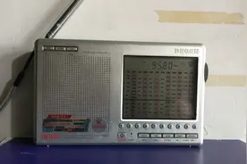 德劲1103在国产便携收音机里外观设计接收性能音色广受爱好者喜欢视频封面