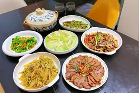 我是一名住家保姆，晚餐做了六菜一汤，荤素搭配，老板夸我真能干