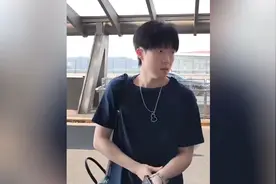 国乒出发多哈啦，王楚钦带着他刚官宣代言的项链，莎莎穿着小太阳